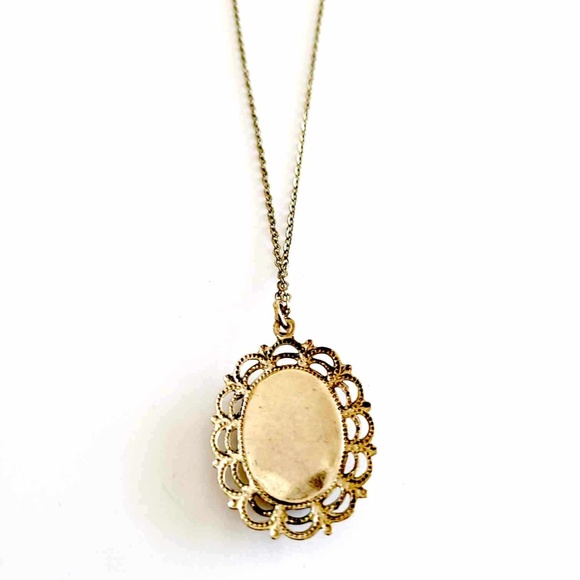 Vintage Gold Tone Chain Necklace with Green Crushed Jade Filled Pendant - Picture 7 of 7